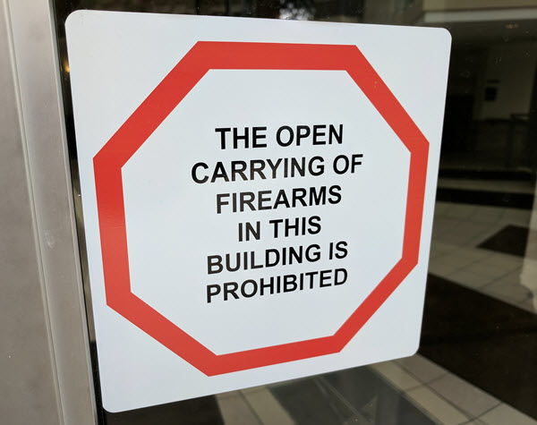 Sign that says 'the open carrying of firearms in this building is prohibited'